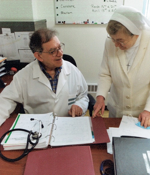 Dr Jacques Legrand au travail auprès des Augustines de Québec.