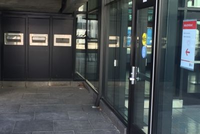 Chute à livres extérieure de la Bibliothèque au pavillon Jean-Charles-Bonenfant