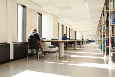 Photo intérieur de la Bibliothèque au pavillon J.-C.-Bonenfant