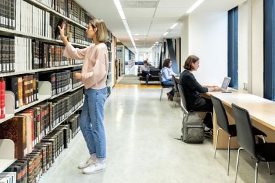 Photo à la Bibliothèque de l'Université Laval